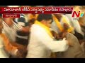 TDP and MRPS cadre indulge clash,exchange blows in Nizamabad - visuals