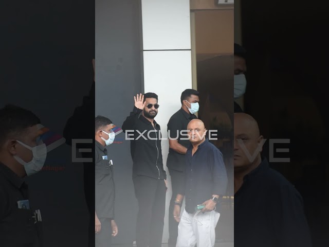 బ్లాక్ అవుట్ ఫిట్ తో ముంబై ఎయిర్ పోర్ట్ లో కనిపించిన #NTR 🖤🔥 | #JrNTR Was Spotted At Mumbai Airport