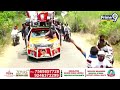 బ్యాలెన్స్ తప్పిన బాడీ గార్డ్.. పట్టుకున్న పవన్ | Pawan Kalyan Road Show At Pithapuram | Prime9 News  - 09:05 min - News - Video
