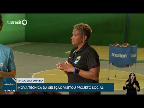 Pokey Chatman, nova técnica da seleção feminina de basquete, visita projeto social no Rio