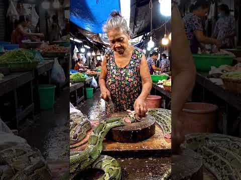 selling a big python snake in a busy day in a wet market in the Philippines #python #wetmarket