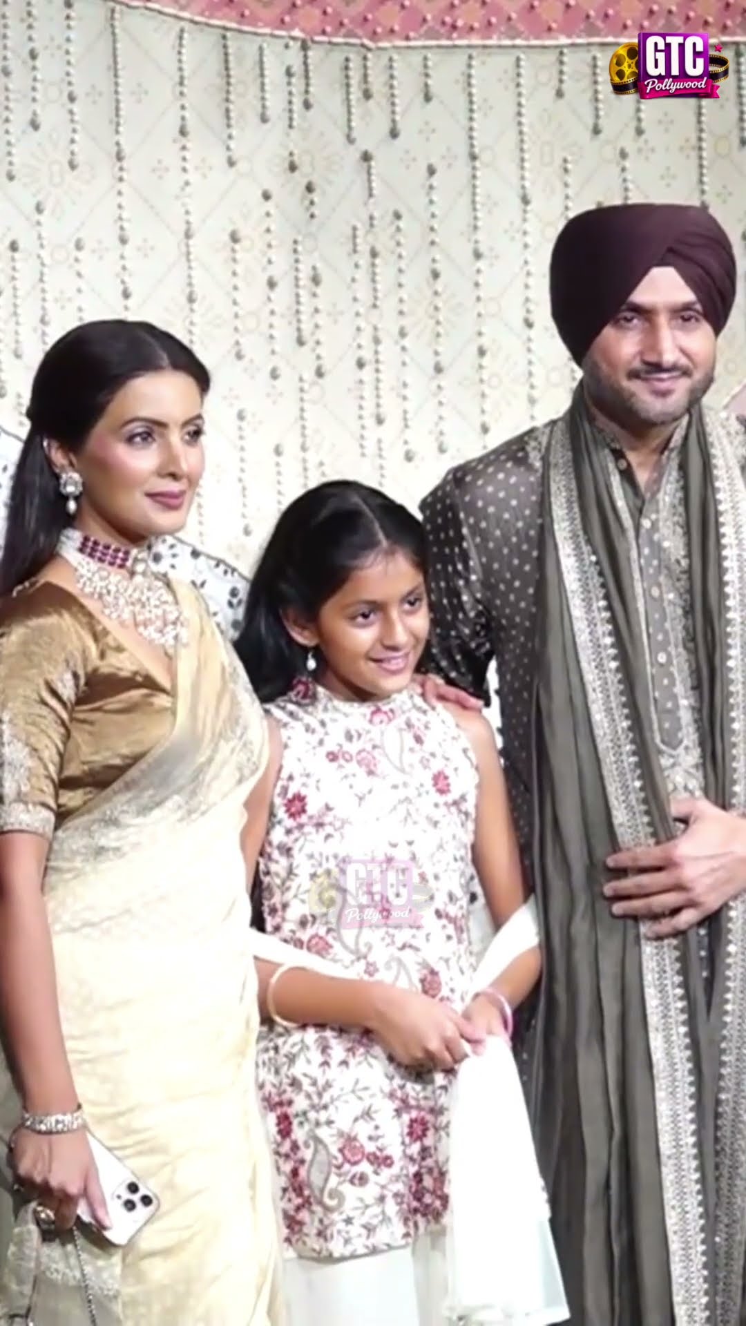 Harbhajan Singh ਅਤੇ Geeta Basra Antilia ਵਿਖੇ Ganpati Celebration ਲਈ ਪਹੁੰਚੇ | GTC Pollywood