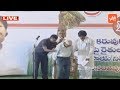 Watch Pawan Kalyan's exemplary act during meet with farmers