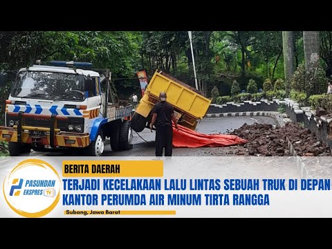 Terjadi kecelakaan lalu lintas sebuah truk di depan Kantor Perumda Air Minum Tirta Rangga #subang