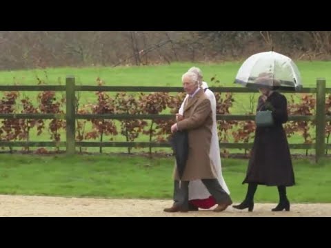 Si rivede Re Carlo, con Camilla alla messa nella tenuta reale di Sandringham