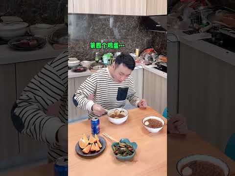 再也不吃独食了!#吃货 #搞笑 #情侣日常
