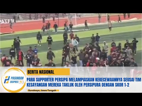 Supporter Persipa melampiaskan kekecewaannya seusai tim kesayangan takluk oleh Persipura skor 1-2