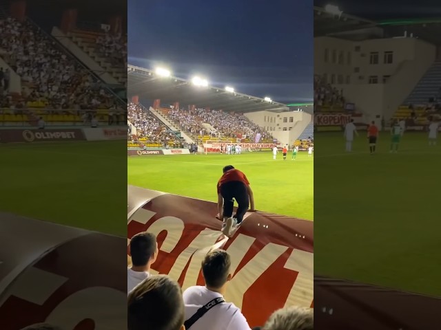 مشجع يقتحم الملعب ليلتقط صورة مع لاعبه المفضل