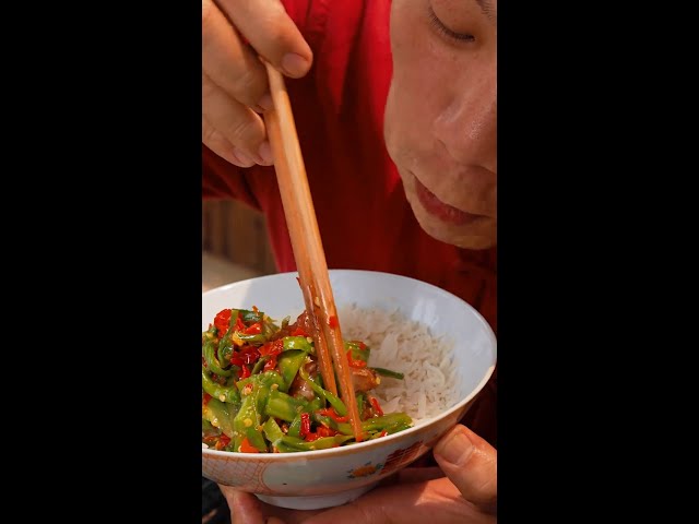 Funny food show: It’s so spicy that I’m crying but I can’t stop eating!丨Eating Spicy Food