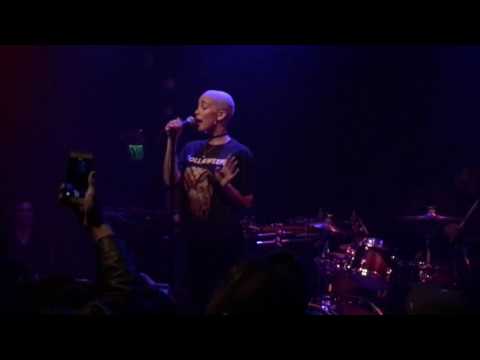 Jorja Smith performing