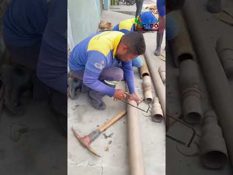 Na manhã desta terça-feira (06/06), a equipe do SAAE se encontra na rua Tiradentes, retirando vazamento na adutora principal - cimento amianto - rede antiga que aos poucos está sendo substituída.