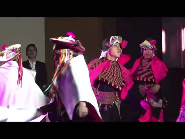 ¡La danza une a Bolivia en su Bicentenario!
Te invitamos a vivir la gran final departamental, Chuquisaca Bolivia Danza en el Bicentenario, una noche donde el arte, la tradición y el talento de nuestras culturas se encuentran en un mismo escenario.

📍 Jueves 23 de mayo | 19:00 hrs
📍 Auditorio Pukara | Centro Plurinacional de las Culturas y las Artes "Matilde Casazola" – La Sombrerería

Vive la emoción, apoyá a tus favoritos y sentí el orgullo de pertenecer a una tierra rica en diversidad y cultura.

💃🏽 ¡Celebramos el Bicentenario bailando!