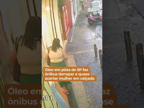 Óleo em pista de São Paulo faz ônibus derrapar e quase acertar mulher em calçada #Shorts #FalaBrasil