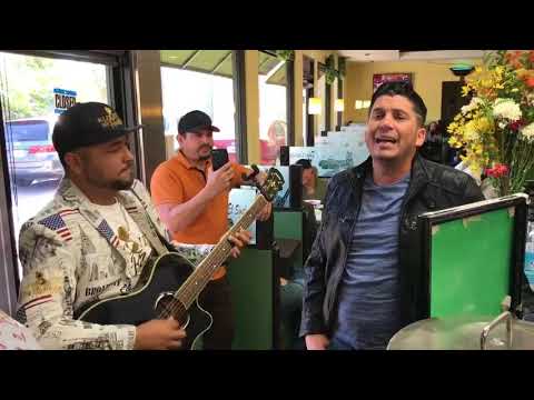 El Flaco de Los Recoditos cantandole a una cajera Los Gustos Que Me Doy