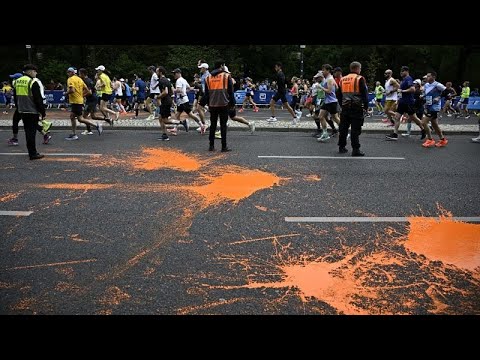 "Ultima Generazione" colora di arancione la Maratona di Berlino. Polemiche in Germania