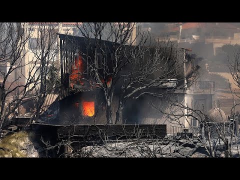 Μεγάλη φωτιά στην Παλαιά Φώκαια: Συνεχή μηνύματα του 112, εκκενώσεις και απεγκλωβισμοί