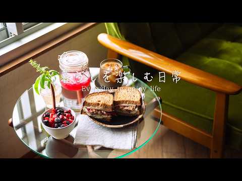 夏色で美味しいピクルスのサンドイッチとコーヒーの朝食。お家時間を楽しむ一人暮らしの休日。