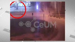 El momento donde el asesino busca nafta para quemar el auto de Dermit