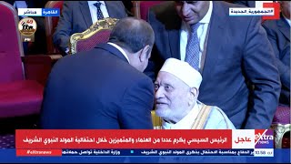  فى-لفتة-إنسانية-الرئيس-السيسى-يقبل-رأس-أحمد-عمر-هاشم-لحظة-تكريمه