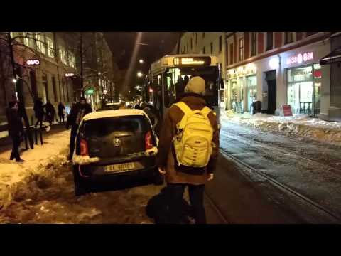 Норвешки начин на справување со лошо паркиран автомобил кој му го блокира патот на трамвајот
