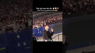 Jungkook's reaction to the girl in the award show😭😍