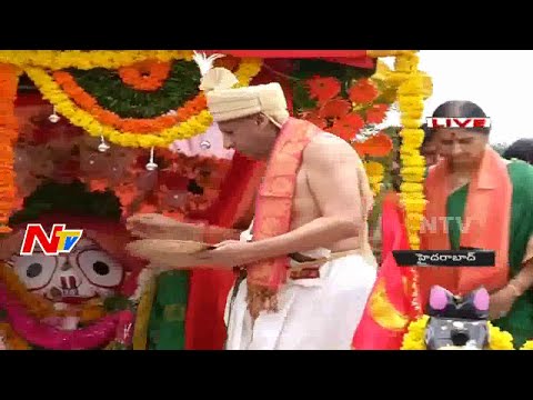 Governor Narsimhan couple worship Lord Jagannath