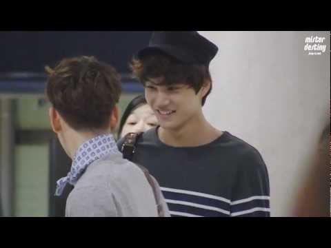 130316 BKK AIRPORT - 백현이형에게 선물 보여주는 카이