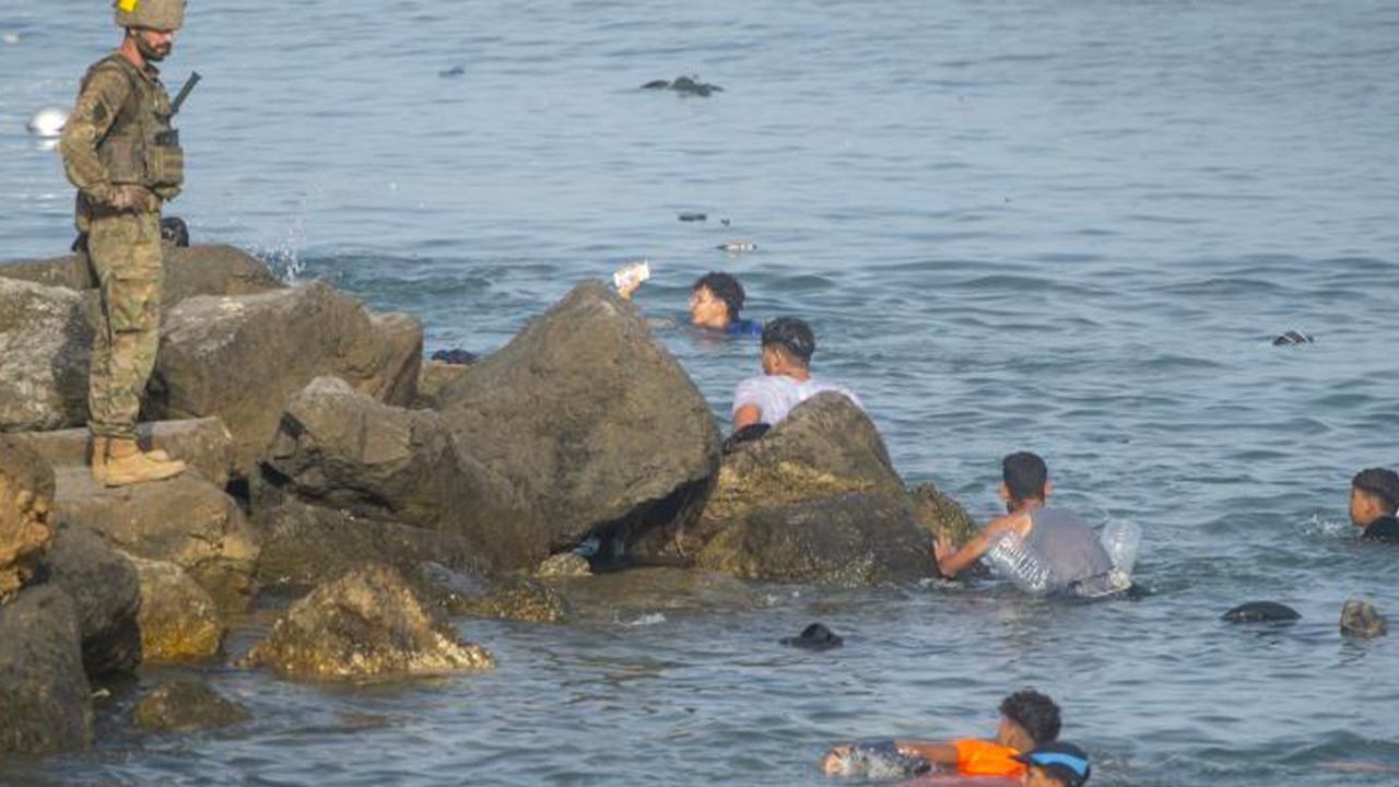 Ceuta : la France organise ses contrôles aux frontières après l'afflux inédit de migrants marocains