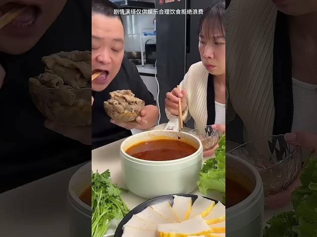 小氣老公搶走所有羊肉捲，氣的我直接敲他，太解氣了
