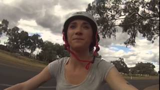 Bikers Rio Pardo | Vídeos | Ciclista fica apavorada ao ser atacada por pássaro em estrada na Austrália