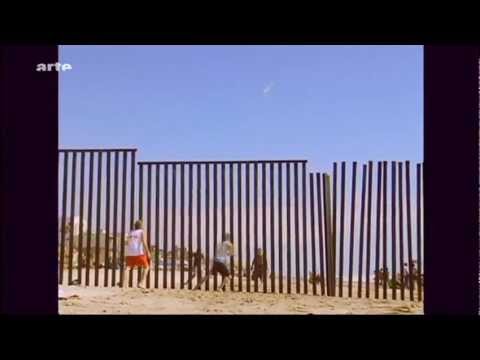 Локалните жители ја користат американско-мексиканската граница како одбојкарска мрежа за да промовираат мир