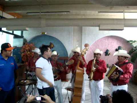 Julion Alvarez con Takatakas en Hillo 2011.MPG
