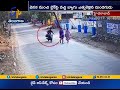 Watch: Man robbing handbag from woman in Miyapur caught on CCTV