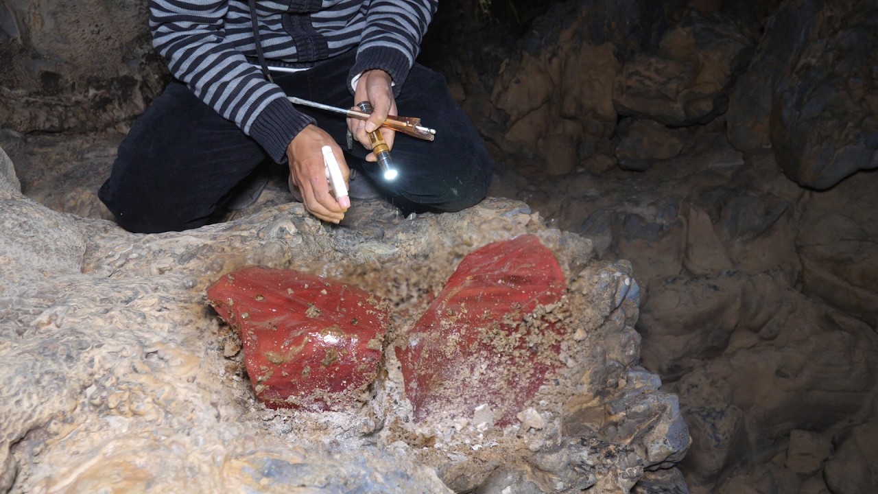 The boy found several precious crystals in an open area of ​​the mine.