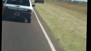 Pasó a un camión por la banquina