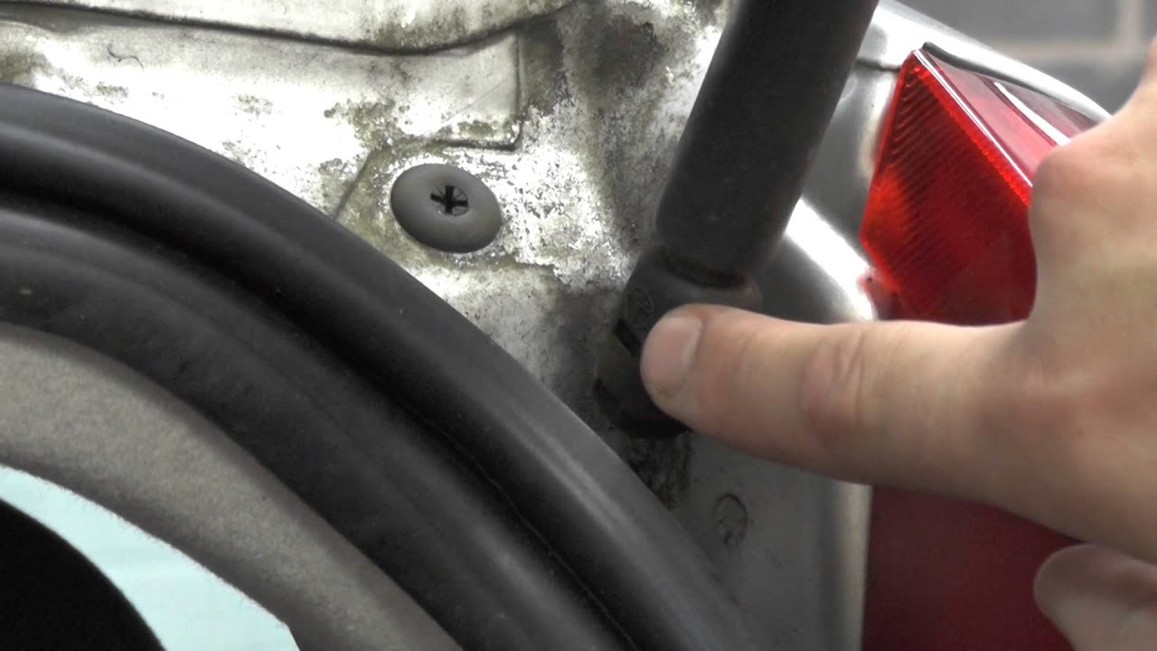 How to remove ford focus boot struts #1