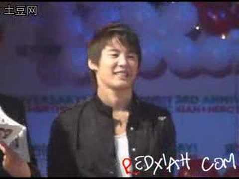 Fans singing to Junsu