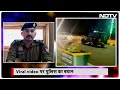 Ghaziabad में Elevated Road पर Back Gear में दौड़ती रही कार, Video Viral  - 00:56 min - News - Video