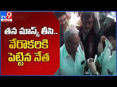 Union Minister gives his used mask to former MP, video goes viral Union Minister gives his used mask to former MP, video goes viral