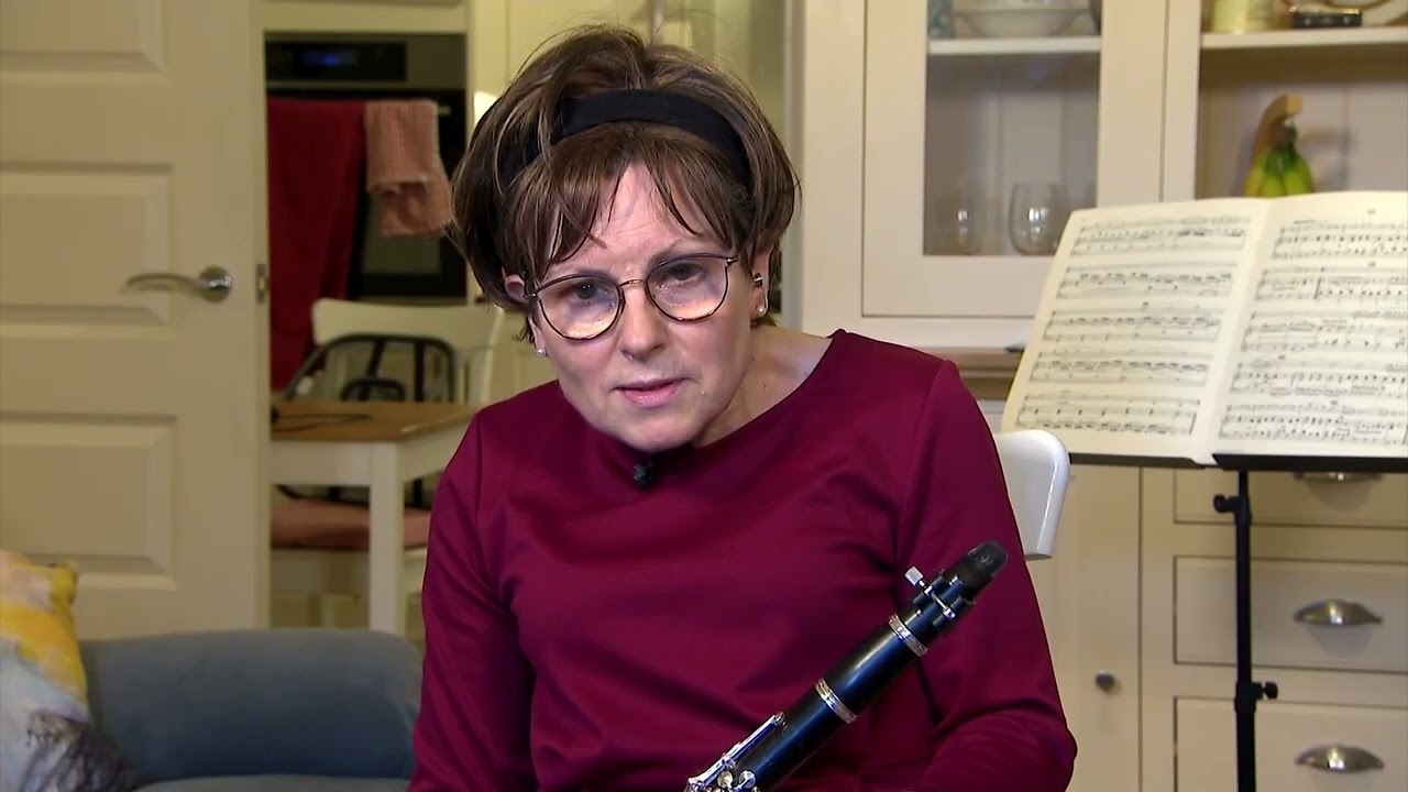 Parkinson’s patient plays clarinet during brain operation | REUTERS