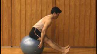Alongamento dos músculos isquiotibiais sentado na bola 