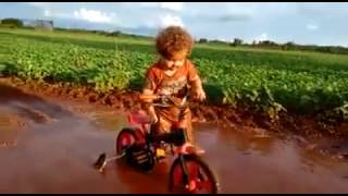 Bikers Rio Pardo | Vídeos | Menino e sua bicicleta caem na lama literalmente