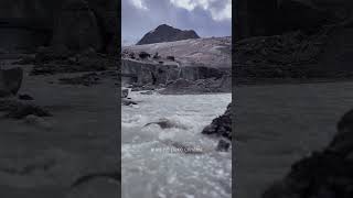 Здесь грусть в чистых водах тонет