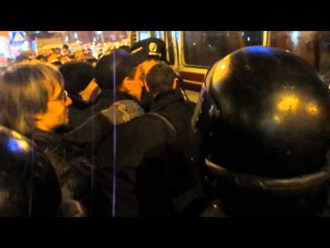 Антивоенный митинг в Донецке. Толпа пророссийских митингующих требует выпустить задержанных