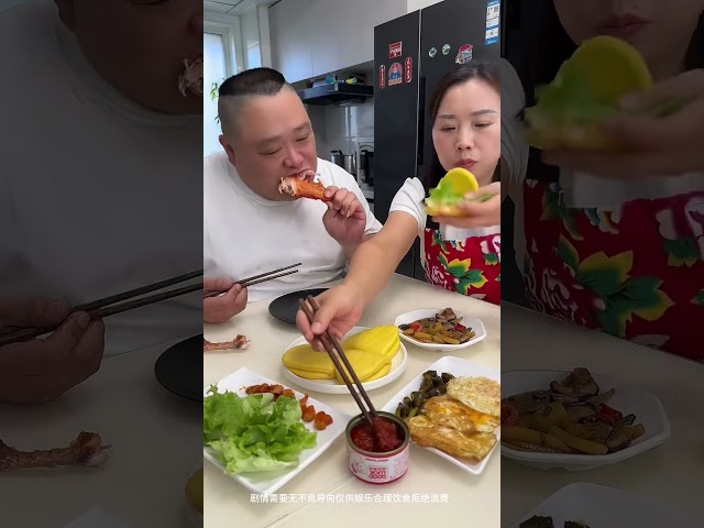 蠢老公自以為聰明，搶走我的雞腿，不料我掏出大棒骨他傻眼了