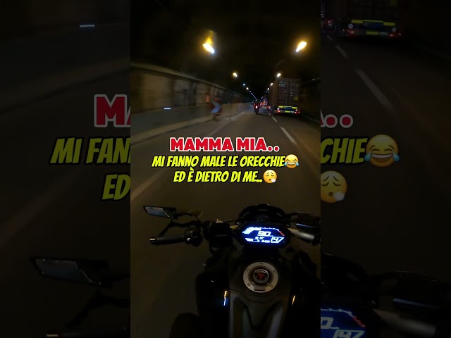 Abbiamo tutti quell amico che si sente quando sta arrivando😂ISCRIVITI AL CANALE 💣 #motovlog #funny