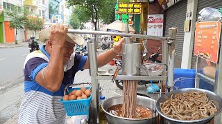 Đây là xe bánh mì chả cá ngon nhất ở vỉa hè Sài Gòn, bán đắt như tôm tươi