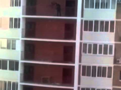 Бестрашна девојка бега од зградата за да спаси жива глава