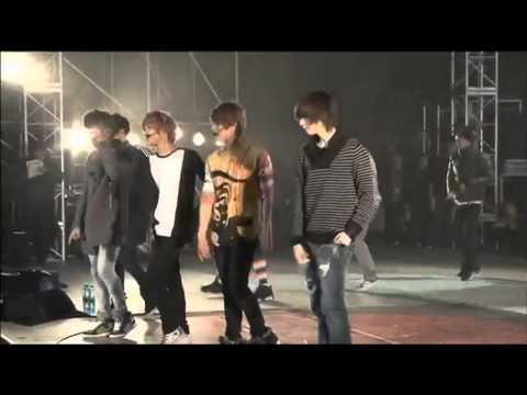 Exo M's Yixing (Lay) with SHINee backstage