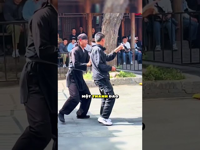 Chỉ đi du lịch mà anh chàng bị bắt đấu với cao thủ Thiếu Lâm 😲